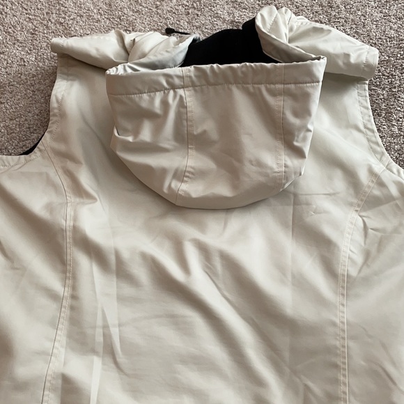 Eddie Bauer Hood Vest - Picture 4 of 4